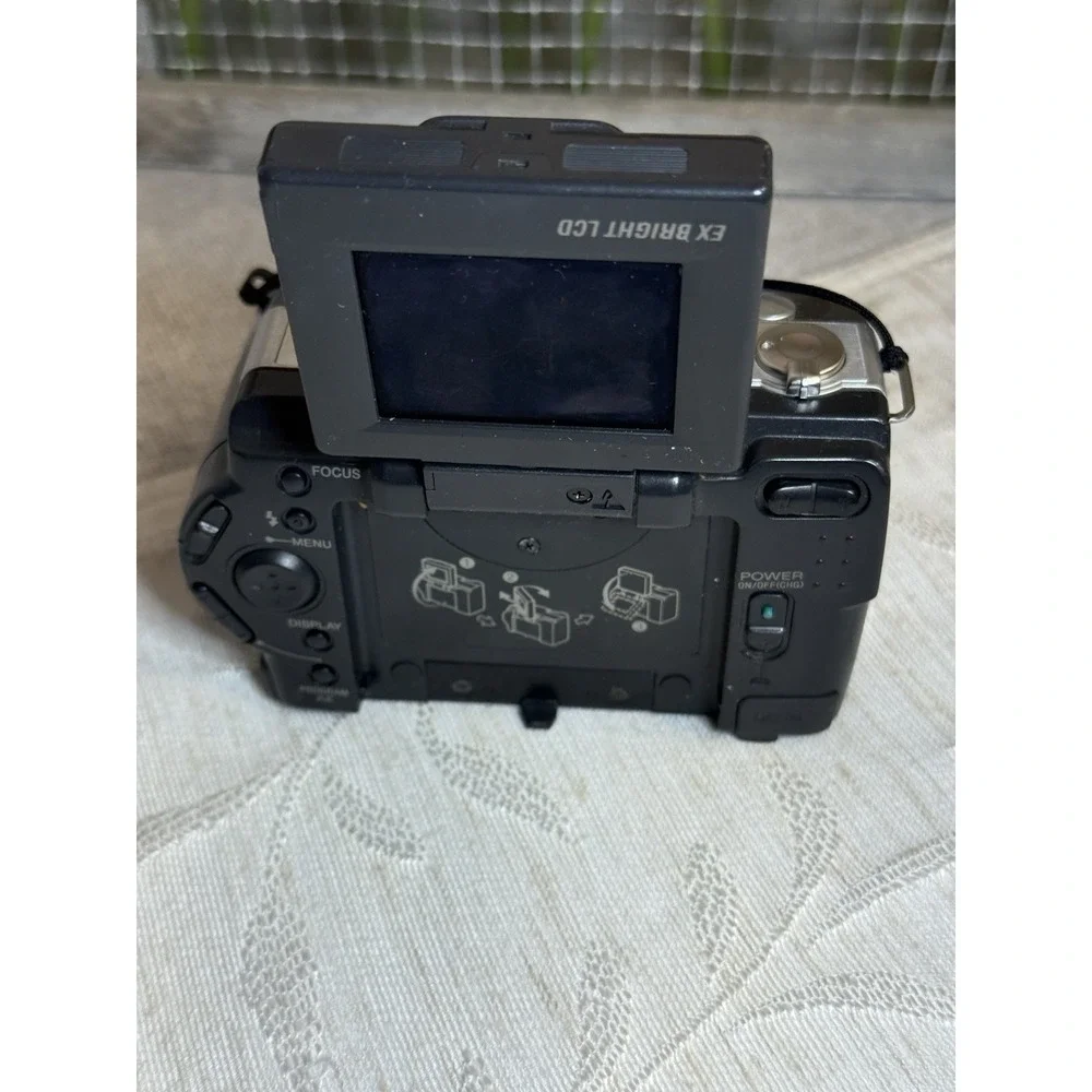 Sony Cyber-shot DSC-S30 1.3MP Digital Camera Vintage. 6 X Zoom. Not Tested